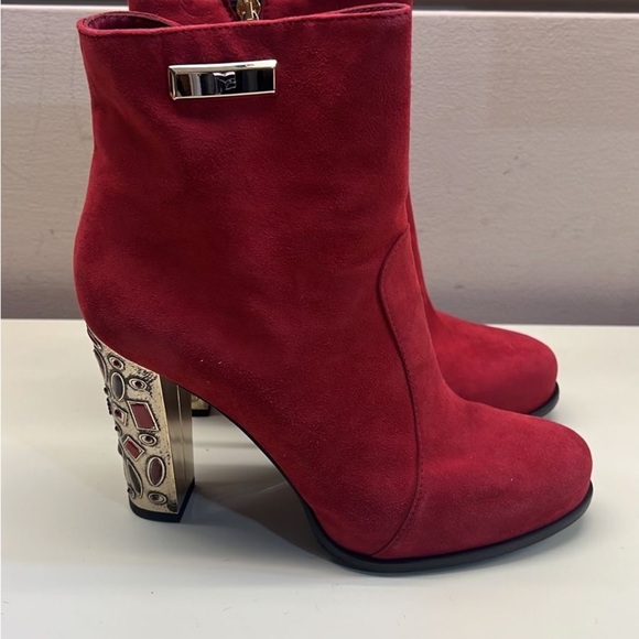 MADE IN ITALY MARINO FABIANI Chic Red Heeled Boots with Decorative Heel - Picture 3 of 8